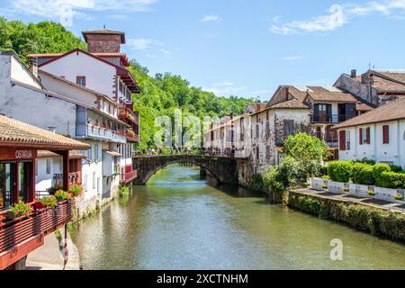 Der Fluss Nive, der durch die französische Stadt Saint-Jean-Pied-de-Port fließt, ist der traditionelle Beginn des Jakobsweges Stockfoto