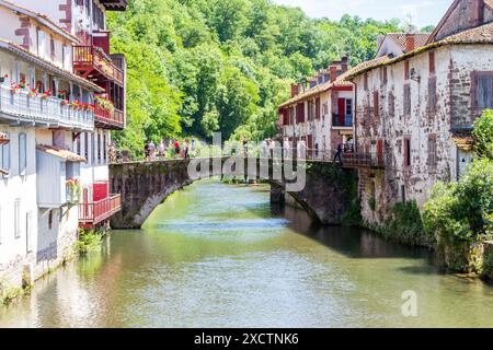 Der Fluss Nive, der durch die französische Stadt Saint-Jean-Pied-de-Port fließt, ist der traditionelle Beginn des Jakobsweges Stockfoto