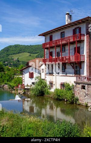 Der Fluss Nive, der durch die französische Stadt Saint-Jean-Pied-de-Port fließt, ist der traditionelle Beginn des Jakobsweges Stockfoto