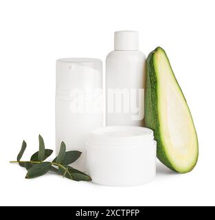 Set von Kosmetikprodukten, Avocado- und Eukalyptuszweig auf weißem Hintergrund Stockfoto