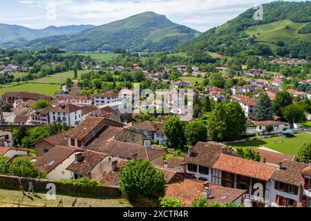 Blick auf die französische Stadt Jean-Pied-de-Port, den Beginn des Jakobsweges mit den Pyrenäen-Hügeln im Hintergrund Stockfoto