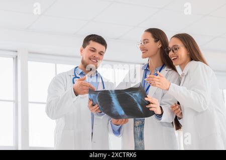 Junge Ärzte studieren Röntgenbild der Lunge in der Klinik Stockfoto