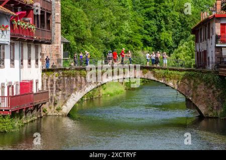 Der Fluss Nive fließt durch die Stadt Saint-Jean-Pied-de-Port, die alte Hauptstadt der traditionellen baskischen Provinz des Camino Lower Navarra France Stockfoto