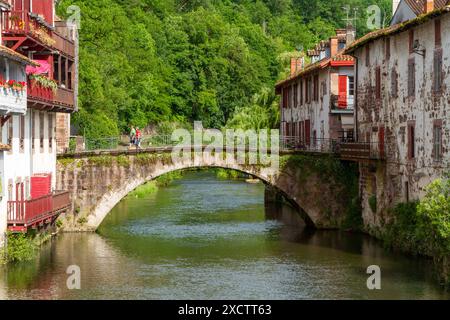 Der Fluss Nive fließt durch die Stadt Saint-Jean-Pied-de-Port, die alte Hauptstadt der traditionellen baskischen Provinz des Camino Lower Navarra France Stockfoto