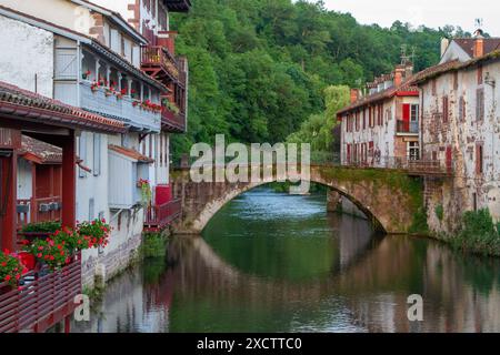 Der Fluss Nive fließt durch die Stadt Saint-Jean-Pied-de-Port, die alte Hauptstadt der traditionellen baskischen Provinz des Camino Lower Navarra France Stockfoto