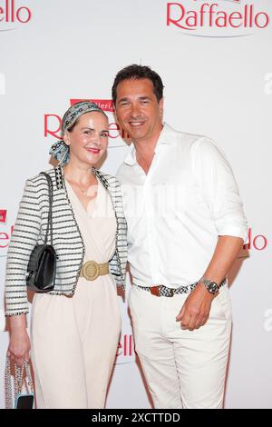 Denise zich und Andreas Elsholz beim Raffaello Summer Day Event am 18.6.2024 in Berlin Stockfoto