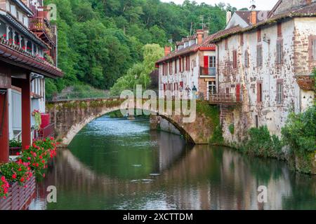 Der Fluss Nive fließt durch die Stadt Saint-Jean-Pied-de-Port, die alte Hauptstadt der traditionellen baskischen Provinz des Camino Lower Navarra France Stockfoto