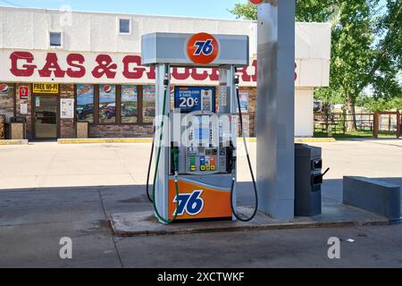 Vereinigte Staaten von Amerika - 8. Juni 2024: Typische amerikanische Tankstelle mit 76 Logo und einer Pumpeninsel. Tankstelle für Autos zum Betanken mit Benzin oder Diesel *** Typische amerikanische Tankstelle mit 76-Logo und einer Pumpinsel. Tankstelle für Autos um Benzin oder Diesel zu Tanken Stockfoto