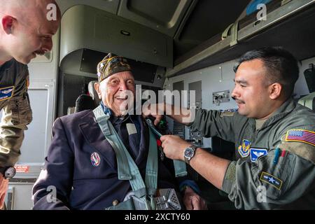 7. Juni 2024 - Manche, Frankreich - Veteran des Zweiten Weltkriegs Herr CEO Bauer, ehemaliger Schützling des 377. Infanterieregiments, wird von Stabsleiter Carlos Garcia, 86. Aeromedical Evakuation Squadron, für einen Veteranenflug zum 80. Jahrestag des D-Day am Flughafen Cherbourg-Maupertus, Frankreich, eingesperrt. Juni 2024. Die Opfer, die US-Soldaten und unsere Verbündeten während des Zweiten Weltkriegs gebracht haben, erinnern daran, wie wichtig Solidarität in Zeiten der Not ist. Durch unsere Entschlossenheit halten wir weiterhin die Grundsätze der Freiheit und der Demokratie aufrecht Stockfoto