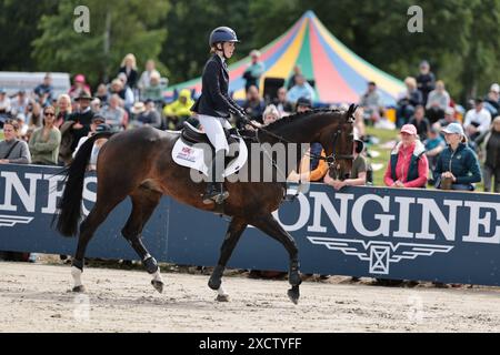 Alice Casburn aus Großbritannien mit Topspin während des CCI5*-Showjumping bei den Longines Luhmuhlen Horse Trials am 16. Juni 2024, Luhmuhlen, Deutschland (Foto: Maxime David - MXIMD Pictures) Stockfoto