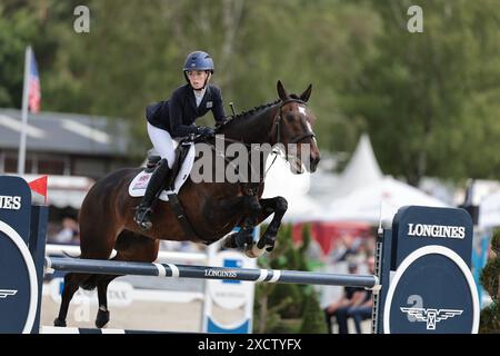 Alice Casburn aus Großbritannien mit Topspin während des CCI5*-Showjumping bei den Longines Luhmuhlen Horse Trials am 16. Juni 2024, Luhmuhlen, Deutschland (Foto: Maxime David - MXIMD Pictures) Stockfoto