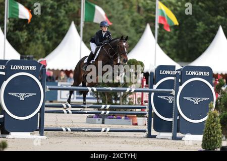 Alice Casburn aus Großbritannien mit Topspin während des CCI5*-Showjumping bei den Longines Luhmuhlen Horse Trials am 16. Juni 2024, Luhmuhlen, Deutschland (Foto: Maxime David - MXIMD Pictures) Stockfoto