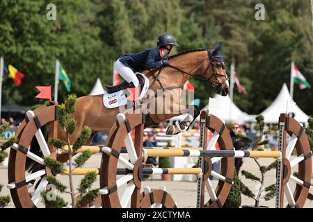 Yasmin Ingham von Großbritannien mit Rehy DJ während des CCI5* Showjumping bei den Longines Luhmuhlen Horse Trials am 16. Juni 2024, Luhmuhlen, Deutschland (Foto: Maxime David - MXIMD Pictures) Stockfoto