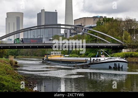 Binnenschiff am Rhein-Herne-Kanal, dahinter das Kohlekraftwerk Baukau, Deutschland, Nordrhein-Westfalen, Ruhrgebiet, Herne Stockfoto