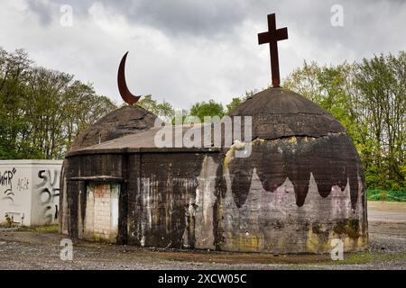 Kunstwerk Migrationsobjekt, Kreuz und Halbmond auf einem ehemaligen Luftschutzbunker, Messegelände Crange, Deutschland, Nordrhein-Westfalen, Ruhrgebiet, Herne Stockfoto