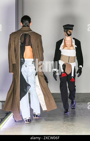 London, Großbritannien. Juni 2024. Models auf dem Fashion Runway für die Herrenmode der University of Westminster MA zeigen die Kollektionen von 15 Designern auf dem Kurs, die auf der Ambika P3 stattfinden. Quelle: Imageplotter/Alamy Live News Stockfoto