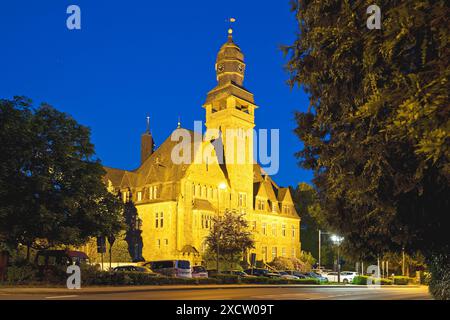 Beleuchtetes Rathaus am Abend, Deutschland, Nordrhein-Westfalen, Ruhrgebiet, Wetter/Ruhr Stockfoto