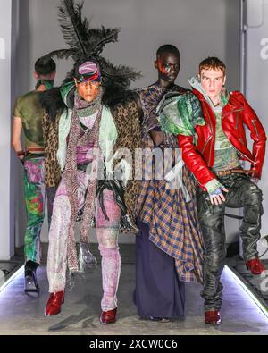 London, Großbritannien. Juni 2024. Models auf dem Fashion Runway für die Herrenmode der University of Westminster MA zeigen die Kollektionen von 15 Designern auf dem Kurs, die auf der Ambika P3 stattfinden. Quelle: Imageplotter/Alamy Live News Stockfoto