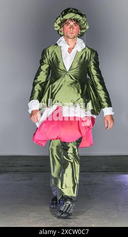 London, Großbritannien. Juni 2024. Models auf dem Fashion Runway für die Herrenmode der University of Westminster MA zeigen die Kollektionen von 15 Designern auf dem Kurs, die auf der Ambika P3 stattfinden. Quelle: Imageplotter/Alamy Live News Stockfoto