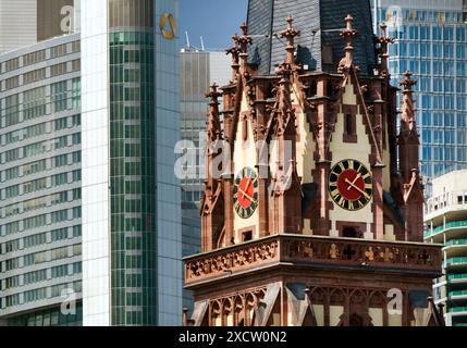 Turm der Dreikoenigskirche vor den Wolkenkratzern des Bankenviertels, Deutschland, Hessen, Frankfurt am Main Stockfoto