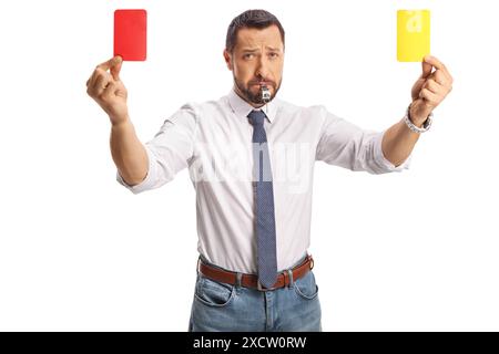 Ein Mann, der pfeift und eine rote und gelbe Karte auf weißem Hintergrund zeigt Stockfoto