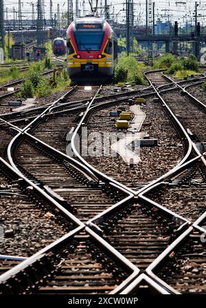 Bahngleise und ein Nahverkehrszug am Hauptbahnhof, Deutschland, Hessen, Frankfurt am Main Stockfoto