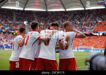 Hamburg, Deutschland. Juni 2024. Adam Buksa (Polen) feiert, nachdem er mit seinem Team beim Spiel zur UEFA Euro 2024 zwischen den Nationalmannschaften Polens und der Niederlande im Volksparkstadion ein Tor erzielt hat. Endpunktzahl: Polen 1: 2 Niederlande. (Foto: Maciej Rogowski/SOPA Images/SIPA USA) Credit: SIPA USA/Alamy Live News Stockfoto