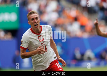 Hamburg, Deutschland. Juni 2024. Adam Buksa (Polen) feiert, nachdem er beim Spiel der UEFA Euro 2024 zwischen den Nationalmannschaften Polens und der Niederlande im Volksparkstadion ein Tor geschossen hat. Endpunktzahl: Polen 1: 2 Niederlande. (Foto: Maciej Rogowski/SOPA Images/SIPA USA) Credit: SIPA USA/Alamy Live News Stockfoto