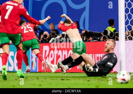 Leipzig, Deutschland. Juni 2024. LEIPZIG, DEUTSCHLAND - 18. JUNI: Pedro Neto aus Portugal, Francisco Conceicao aus Portugal feiert nach dem zweiten Tor seiner Mannschaft, Torhüter Jindrich Stanek aus Tschechien sieht enttäuscht aus, nachdem er sein Team beim Spiel der Gruppe F - UEFA EURO 2024 in der Red Bull Arena am 18. Juni 2024 in Leipzig zum zweiten Tor gestanden hat. (Foto: Peter Lous/BSR Agency) Credit: BSR Agency/Alamy Live News Stockfoto