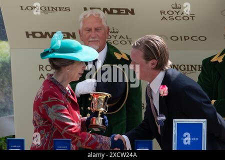 Ascot, Großbritannien. Juni 2024. Prinzessin Anne, die Prinzessin Royal hat heute den Gewinnern der Coventry Stakes im Royal Ascot präsentiert. Das Rennen wurde von dem Pferd Rashabar gewonnen, das von Jockey Billy Loughnane geritten wurde. Trainer Brian Meehan, Manton, Eigentümer Manton Thoroughbreds IX. Credit: Maureen McLean/Alamy Live News Stockfoto