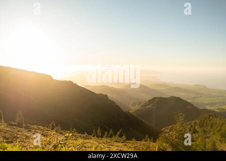 Epischer Sonnenuntergang über dem üppigen Grün der Vulkaninsel. Nordseite der Insel São Miguel auf den Azoren Stockfoto