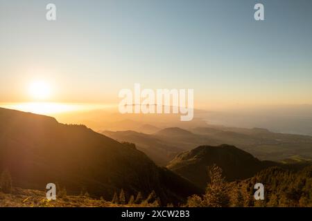 Epischer Sonnenuntergang über dem üppigen Grün der Vulkaninsel. Nordseite der Insel São Miguel auf den Azoren Stockfoto