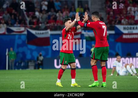 Francisco Fernandes da Conceicao (Portugal, #26), Cristiano Ronaldo (Portugal, #07) jubeln über den Sieg, GER, Portugal (POR) gegen Tschechische Republik (CZE), Fussball Europameisterschaft, UEFA EURO 2024, Gruppe F, 1. Spieltag, 18.06.2024 Foto: Eibner-Pressefoto/Michael Memmler Stockfoto