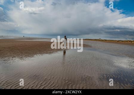 Ein weiterer Ort bei Antony Gormley sind 100 gusseiserne, lebensgroße Figuren, die sich über drei Kilometer am Crosby Beach, Sefton, verteilen. Stockfoto