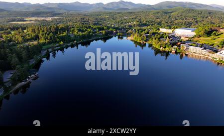 Am frühen Morgen aus der Vogelperspektive des Mirror Lake in Lake Placid, New York Stockfoto
