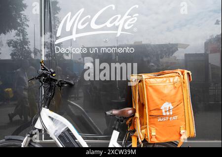 Madrid, Spanien. Juni 2024. Das spanische Start-up-Unternehmen für On-Demand-Lieferungen, Just Eat, Bag auf einem Fahrrad vor der amerikanischen multinationalen Fast-Food-Hamburger-Restaurantkette McDonald's und McCafe in Spanien zu sehen. (Credit Image: © Xavi Lopez/SOPA Images via ZUMA Press Wire) NUR REDAKTIONELLE VERWENDUNG! Nicht für kommerzielle ZWECKE! Stockfoto