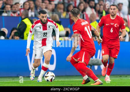 Dortmund, Deutschland. Juni 2024. DORTMUND, DEUTSCHLAND - 18. JUNI: Georges Mikautadze aus Georgien kämpft am 18. JUNI 2024 im BVB Stadion Dortmund gegen Abdulkerim Bardakci aus Turkiye beim Spiel der Gruppe F - UEFA EURO 2024 zwischen Turkiye und Georgien um den Ball. (Foto: Joris Verwijst/BSR Agency) Credit: BSR Agency/Alamy Live News Stockfoto