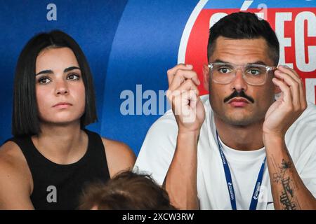 Chartres, Frankreich. Juni 2024. Florent MANAUDOU mit seiner neuen Partnerin Lola DUMENIL während der französischen Schwimmmeisterschaft 2024 am 18. Juni 2024 im Odyssee Aquatic Complex in Chartres, Frankreich - Foto Matthieu Mirville/DPPI Credit: DPPI Media/Alamy Live News Stockfoto