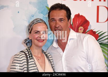 Andreas Elsholz mit Ehefrau Denise zich beim RAFFAELLO SOMMERTAG 2024 in der Orangerie des Schlosses Charlottenburg in Berlin am 18.06.2024 *** Andreas Elsholz mit seiner Frau Denise zich am RAFFAELLO SOMMERTAG 2024 in der Orangerie des Schlosses Charlottenburg in Berlin am 18 06 2024 Stockfoto