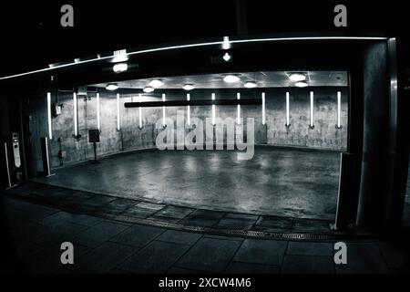 Eingang zu einer Tiefgarage Stockfoto