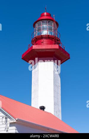 Der Leuchtturm von Metis im Bas-Saint-Laurent, auch auf Französisch « La maison du gardien » genannt, am Ende des Winters (Metis-Sur-Mer, Quebec, Kanada). Stockfoto