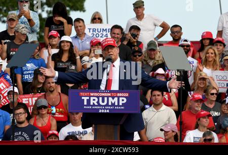 Racine, Wisconsin, USA. Juni 2024. Der mutmaßliche republikanische Präsidentschaftskandidat und ehemalige Präsident DONALD J. TRUMP hält am Dienstag eine Kundgebung im Festival Hall Park in Racine, Wisconsin, ab. (Kreditbild: © Mark Hertzberg/ZUMA Press Wire) NUR REDAKTIONELLE VERWENDUNG! Nicht für kommerzielle ZWECKE! Stockfoto