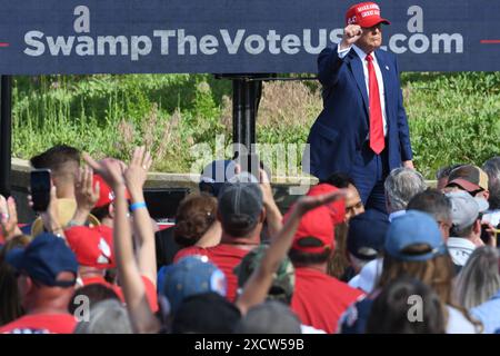 Racine, Wisconsin, USA. Juni 2024. Der mutmaßliche republikanische Präsidentschaftskandidat und ehemalige Präsident DONALD J. TRUMP hält am Dienstag eine Kundgebung im Festival Hall Park in Racine, Wisconsin, ab. (Kreditbild: © Mark Hertzberg/ZUMA Press Wire) NUR REDAKTIONELLE VERWENDUNG! Nicht für kommerzielle ZWECKE! Stockfoto