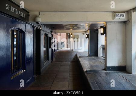 31. Mai 2024 - chester uk : außerhalb eines Pubs in den Rows, gehobene Geschäfte Stockfoto