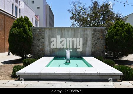 POMONA, KALIFORNIEN - 18. MAI 2024: Der Delfinbrunnen in der Innenstadt von Pomona an der Second Street in der Antique Row. Stockfoto