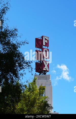 POMONA, KALIFORNIEN - 18. MAI 2024: Das Schild des Fox Theater Tower auf dem vollständig restaurierten Art déco-Kinopalast aus dem Jahr 1931. Stockfoto