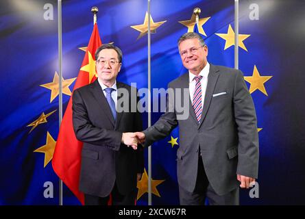 Brüssel, Belgien Juni 2024. Der chinesische Vize-Premier Ding Xuexiang, auch Mitglied des Ständigen Ausschusses des Politischen Büros des Zentralkomitees der Kommunistischen Partei Chinas, trifft am 18. Juni 2024 in Brüssel, Belgien, mit dem Exekutivvizepräsidenten der Europäischen Kommission Maros Sefcovic zusammen. Ding und Sefcovic haben am Dienstag in Brüssel den fünften hochrangigen Dialog über Umwelt und Klima zwischen China und der Europäischen Union (EU) abgehalten. Quelle: Shen Hong/Xinhua/Alamy Live News Stockfoto