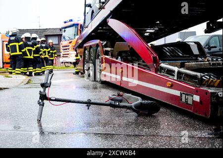 Hamburg, Deutschland. Juni 2024. Ein E-Roller liegt am Unfallort neben einem Lkw im Stadtteil Kichernder. Zwei Mädchen auf einem E-Roller wurden bei der Kollision mit dem Truck und dem Anhänger verletzt. Vermerk: Daniel Bockwoldt/dpa/Alamy Live News Stockfoto