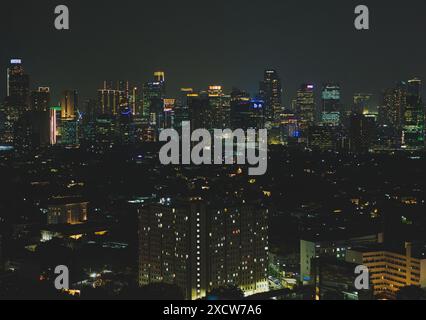 Jakarta Indonesien - 8. Mai 2024. Ein atemberaubender Panoramablick auf die moderne Stadt Jakarta, beleuchtet bei Nacht. Stockfoto