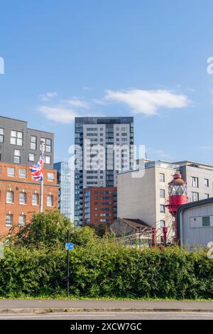 Southampton - Blick von der Saltmarsh Rd in Richtung Albert Road S und Moresby Towers, mit dem Leuchtschiff Calshot Spit auf der rechten Seite, Hampshire, England, Großbritannien Stockfoto